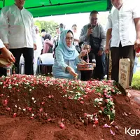 Rieke Diah Pitaloka di Pemakaman Mat Solar. [Budy Santoso]