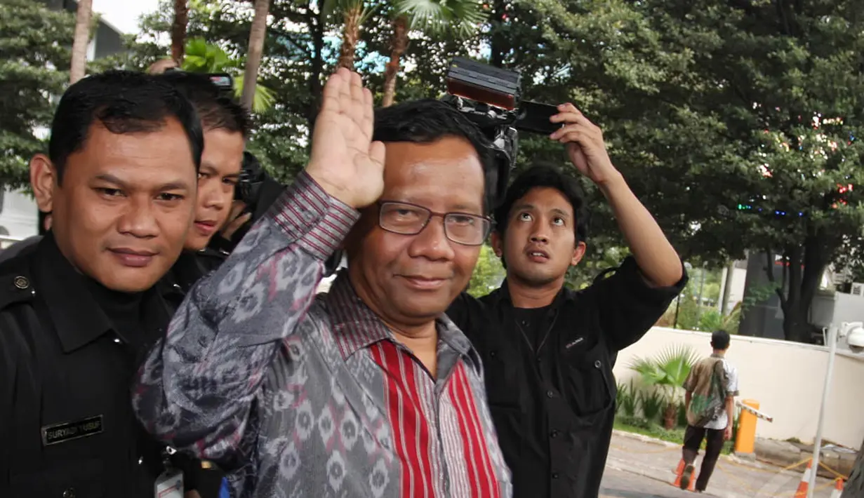 Mantan Ketua MK, Mahfud MD, usai mendatangi penyidik KPK, Jakarta, Senin (8/12/2014). (Liputan6.com/Herman Zakharia)