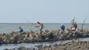 Warga mancing di tepi pantai pelabuhan kali Adem Muara Angke, Jakarta, Sabtu (18/4/2021). Bulan Ramadhan pada kesempatan ini walau di tengah masa pandemi Covid-19 warga yang memancing ikan sambil menunggu waktu berbuka puasa. (merdeka.com/Imam Buhori)