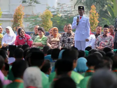 Presiden Jokowi (kiri) saat berbincang dengan salah satu anggota Paskibraka di halaman belakang Istana Bogor,  Selasa (18/8/2015). Silaturahmi ini berkaitan peringatan kemerdekaan HUT RI ke-70 di Istana Merdeka Jakarta. (Liputan6.com/Faizal Fanani)