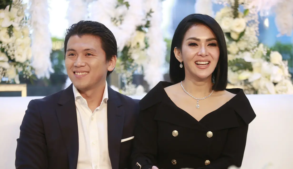 Syahrini dan Reino Barack