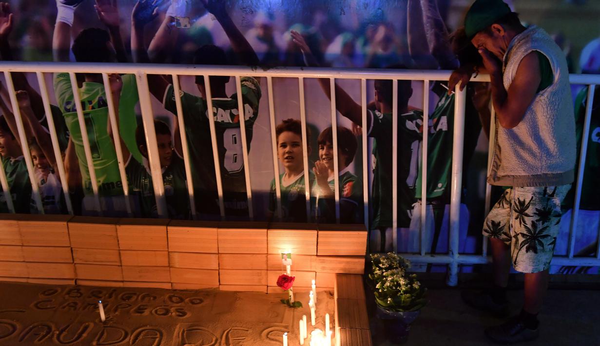 Seorang fans Chapecoense menangis saat memperingati satu tahun kecelakaan pesawat Lamia 2933 di Arena Conda stadium, Chapeco, Santa Catarina, Brasil, (28/11/2017). Sekitar 19 pemain Chapecoense meninggal. (AFP/Nelson Meida)