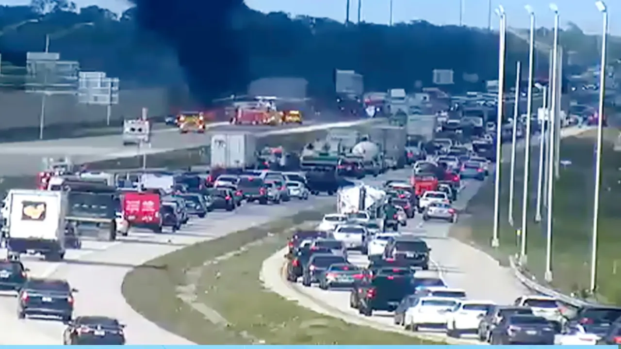 Pesawat tabrak jalan raya memicu gumpalan asap hitam membubung ke udara di Interstate 75, barat daya Florida. (AP)