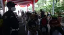 Petugas keamanan berjaga saat para pedagang menunggu untuk menjalani vaksinasi virus corona COVID-19 di Pasar Induk Kramat Jati, Jakarta Timur, Kamis (22/7/2021). Sebanyak 250 pedagang Pasar Induk Kramat Jati menjalani vaksinasi guna menekan penyebaran COVID-19. (merdeka.com/Imam Buhori)
