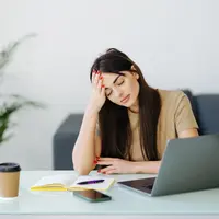 Aktivitas yang berlebihan dapat membuat otak lelah dan mempengaruhi kesehatan. (Foto: Freepik/diana.grytsku)