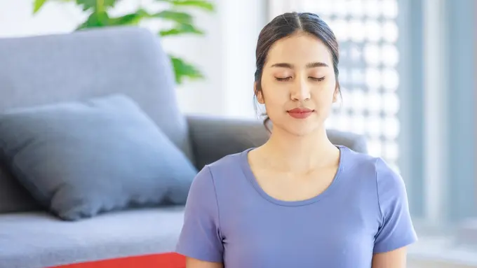 perempuan olahraga menutup mata santai