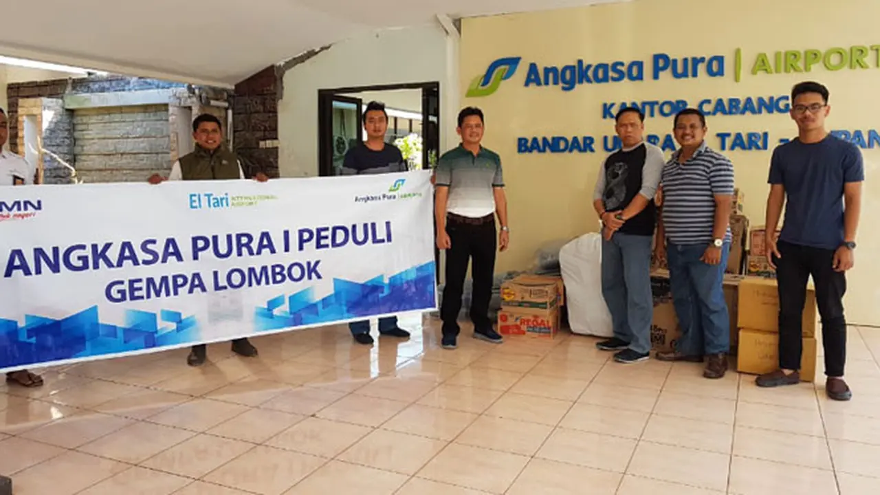 Penyaluran Barang Bantuan Bagi Korban Gempa Bumi Di Lombok