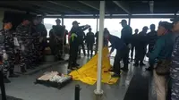 Tim SAR Temukan Jasad Laki-Laki di Selat Bali, Diduga Korban KMP Tunu Pratama Jaya.