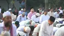 Terdakwa kasus percabulan yang juga pedangdut Saipul Jamil, mengikuti salat Idul Fitri di Rumah Tahanan Klas I Cipinang, Jakarta, Rabu (6/7). Saipul Jamil duduk bersama sejumlah jemaah yang salat di lapangan Rutan Cipinang. (Liputan6.com/Herman Zakharia)