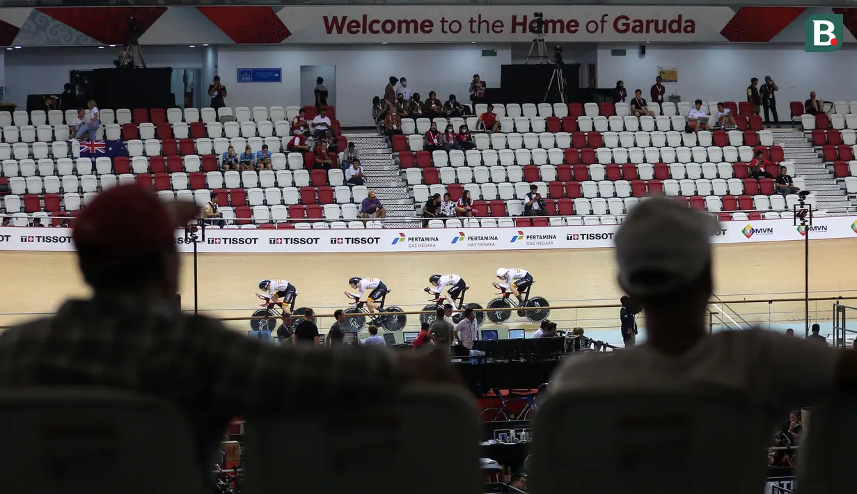 Tim balap sepeda Spanyol berkompetisi pada babak kualifikasi nomor team pursuit putra UCI Track Nation Cup 2023 yang berlangsung di Jakarta International Velodrome, Rawamangun, Jakarta, Kamis (23/2/2023). (Bola.com/Bagaskara Lazuardi)