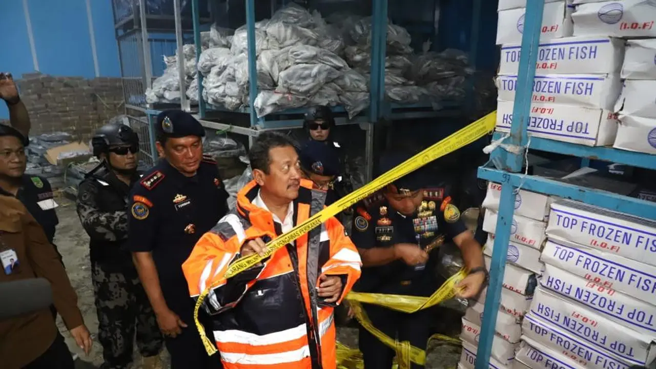 Menteri Kelautan dan Perikanan Sakti Wahyu Trenggono menyita sekitar 20 ton ikan impor ilegal di Kecamatan Batu Ampar, Kota Batam.