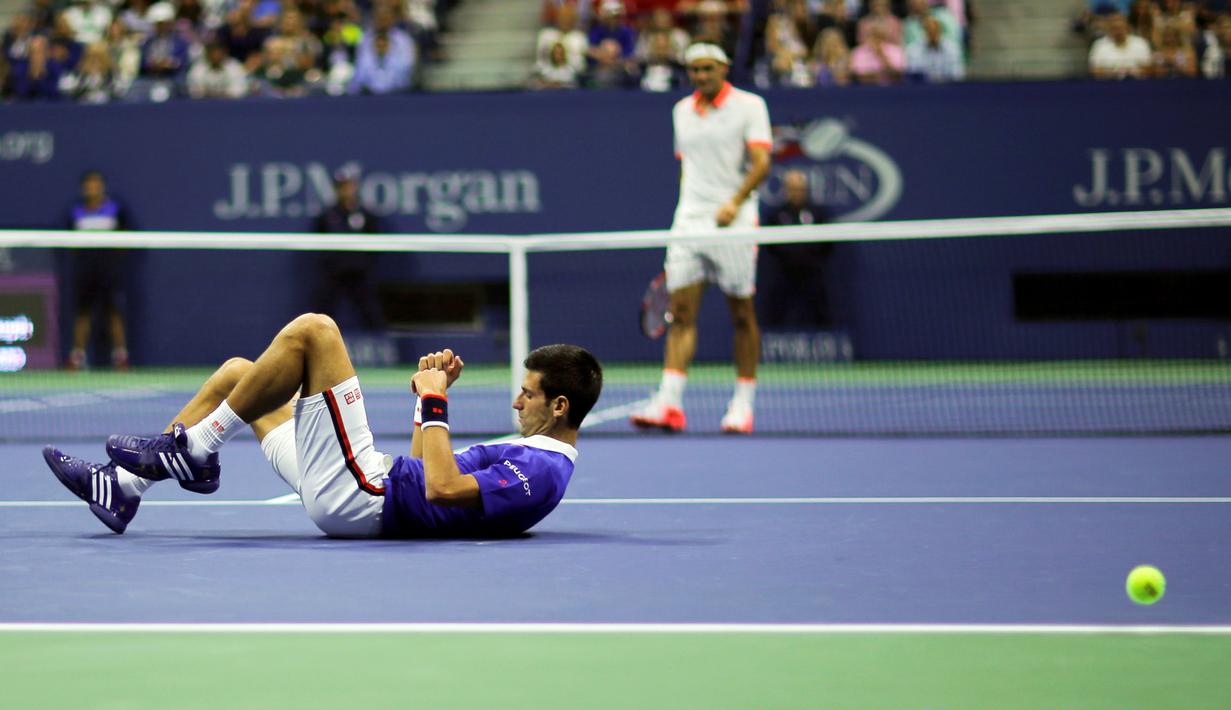Novak Djokovic sempat terjatuh dan terluka saat final AS Terbuka 2015 di Stadion Arthur Ashe, Senin (14/9/2015) pagi WIB. (Reuters/Eduardo Munoz)