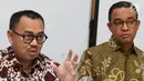 Gubernur terpilih DKI Jakarta, Anies Baswedan bersama Ketua Tim Sinkronisasi Sudirman Said ketika penyerahan laporan hasil kerja tim sinkronisasi di Jakarta, Jumat (13/10). (Liputan6.com/Immanuel Antonius)