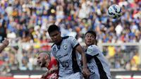 Pemain Bali United, Kiko Insa (kiri), mencoba melewati para pemain Sriwijaya FC pada perebutan tempat ketiga Torabika Bhayangkara Cup 2016 di Stadion Utama Gelora Bung Karno, Jakarta, Minggu (3/4/2016). (Bola.com/Nicklas Hanoatubun)