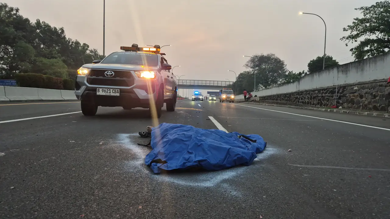 Petugas melakukan penangan kecelakaan yang menewaskan pengemudi motor di Tol Cijago, Depok.