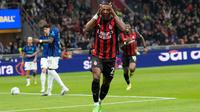Menit ke-35, melalui skema serangan cepat, Pervis Estupinan sukses mencetak gol dan membawa Rossoneri memimpin. Tampak dalam foto, pemain AC Milan, Pervis Estupinan merayakan golnya pada pertandingan pekan ke-28 Serie A Italia 2025/2026 melawan Inter Milan, di Stadion San Siro, Minggu 8 Maret 2026 waktu setempat atau Senin (9/3/2026) dini hari WIB. (AP Photo/Luca Bruno)