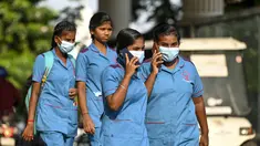 Petugas kesehatan mengenakan masker saat berjalan keluar dari rumah sakit pemerintah, sejak peningkatan kasus Covid-19, di Chennai pada 1 April 2023.  (AFP/R.Satish Babu)