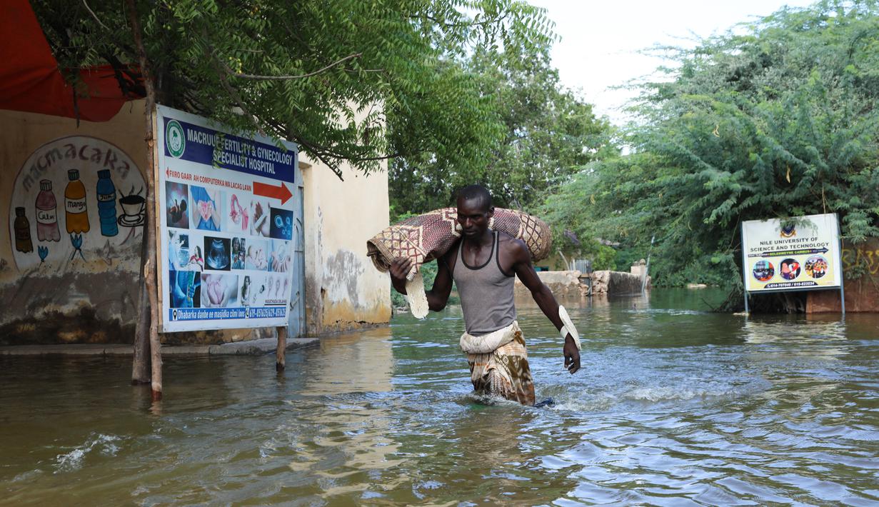 <p>Sungai Shabelle yang meluap membuat Banjir terjadi di tepian Beledweyne, di Somalia tengah. (AFP/Hasan Ali Elmi)</p>