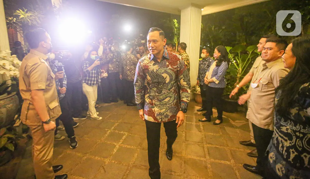 Ketua Umum Partai Demokrat Agus Harimurti Yudhoyono saat tiba di kediaman Ketua Umum Partai Gerindra Prabowo Subianto di Kertanegara, Jakarta, Jumat (24/6/2022). Pertemuan antara Partai Demokrat dan Partai Garinda tersebut untuk mempererat komunikasi dan silaturahmi. (Liputan6.com/Faizal Fanani)