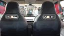 Jok depannya memiliki desain sporty dengan lubang memanjang di bagian headrest. Untuk menambah tingkat ergonomi, bangku Seres E1 dilengkapi arm rest kecil di antara kursi kanan dan kiri.