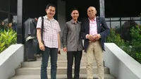 Pebalap muda Indonesia, Ali Adrian (tengah), seusai bertemu dengan Menteri Pemuda dan Olahraga, Imam Nahrawi, di kantornya, Rabu (20/1/2016). (Bola.com / Nicklas Hanoatubun)