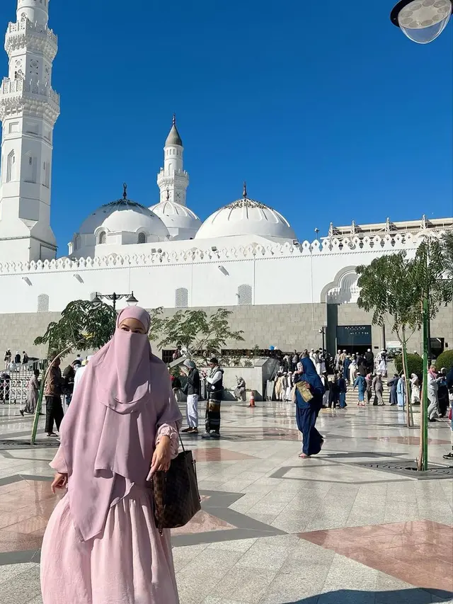 6 Outfit Titi Kamal Saat Umrah Bersama Christian Sugiono, Anggun dalam Balutan Gamis hingga Cadar