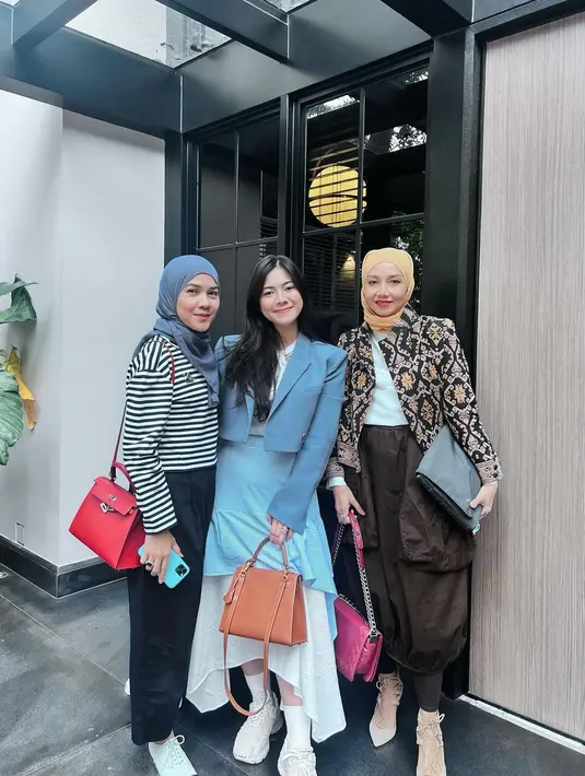 Bahkan beberapa ada yang memuji Felicya layaknya anak gadis. "Kek anak gadis banget kak,ga keliatan aura emak²nya 😃" ujar salah satu netter. [Instagram @felicyangelista_]