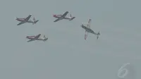 Aksi berputar di udara ditampilkan Tim Aerobatik Jupiter TNI AU saat tampil memeriahkan HUT RI ke-69 di kawasan Tugu Monas, Jakarta, (31/8/2014). (Liputan6.com/Helmi Fithriansyah)