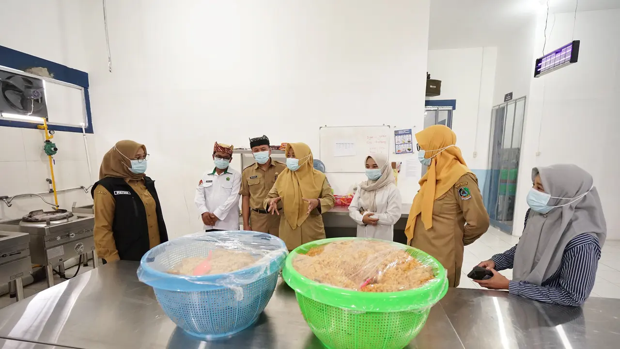 Bupati Banyuwangi Ipuk Fiestiandani saat meninjau salah satu SPPG di wilayah Kecamatan Giri Banyuwangi.