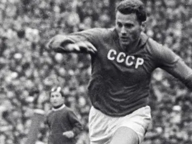 Viktor Ponedelnik adalah pemain Uni Soviet yang meraih sepatu emas saat Piala Eropa 1960 yang diikuti oleh 4 negara. (www.squawka.com) 