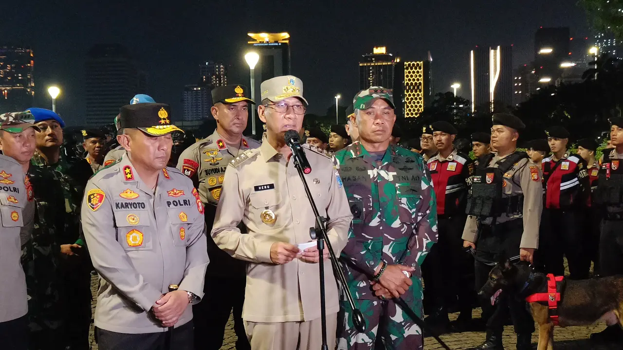 Penjabat Gubernur DKI Jakarta Heru Budi Hartono, Kapolda Metro Jaya Irjen Karyoto dan Kodam Jaya TNI Mayjen Muhammad Hassan saat apel di kawasan Monas, Jakarta Pusat, Sabtu malam (13/5/2023). (Foto: Rahmat Baihaqi/Merdeka.com)