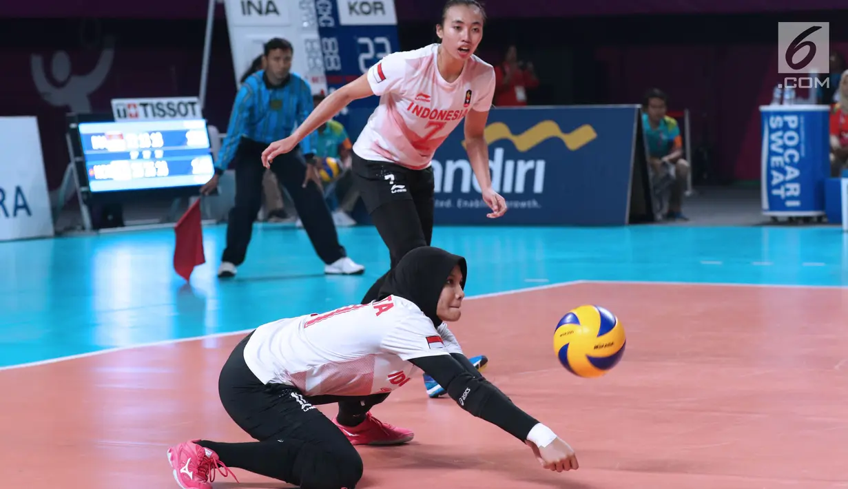 Pevoli putri Indonesia, Nandita Ayu Salsabila (depan) berusaha menahan bola saat melawan Korea pada perempat final voli putri Asian Games 2018 di Tennis Indoor GBK, Jakarta, Rabu (29/8). Indonesia kalah 0-3. (Liputan6.com/Helmi Fithriansyah)