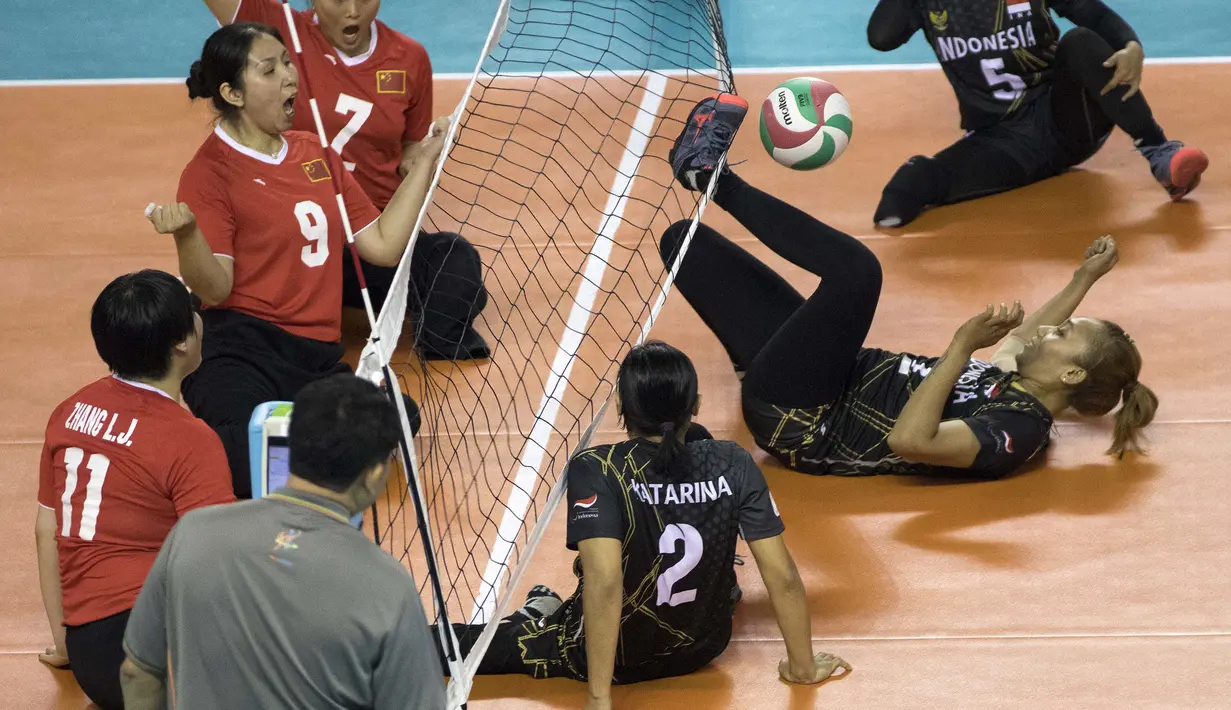 Lestary Anissa atlet voli Indonesia beraksi di semifinal bola voli duduk melawan China pada  Asian Para Games 2018, di Tennis Indoor Gelora Bung Karno Jakarta, Rabu (10/10/2018). (Bola.com/Peksi Cahyo)