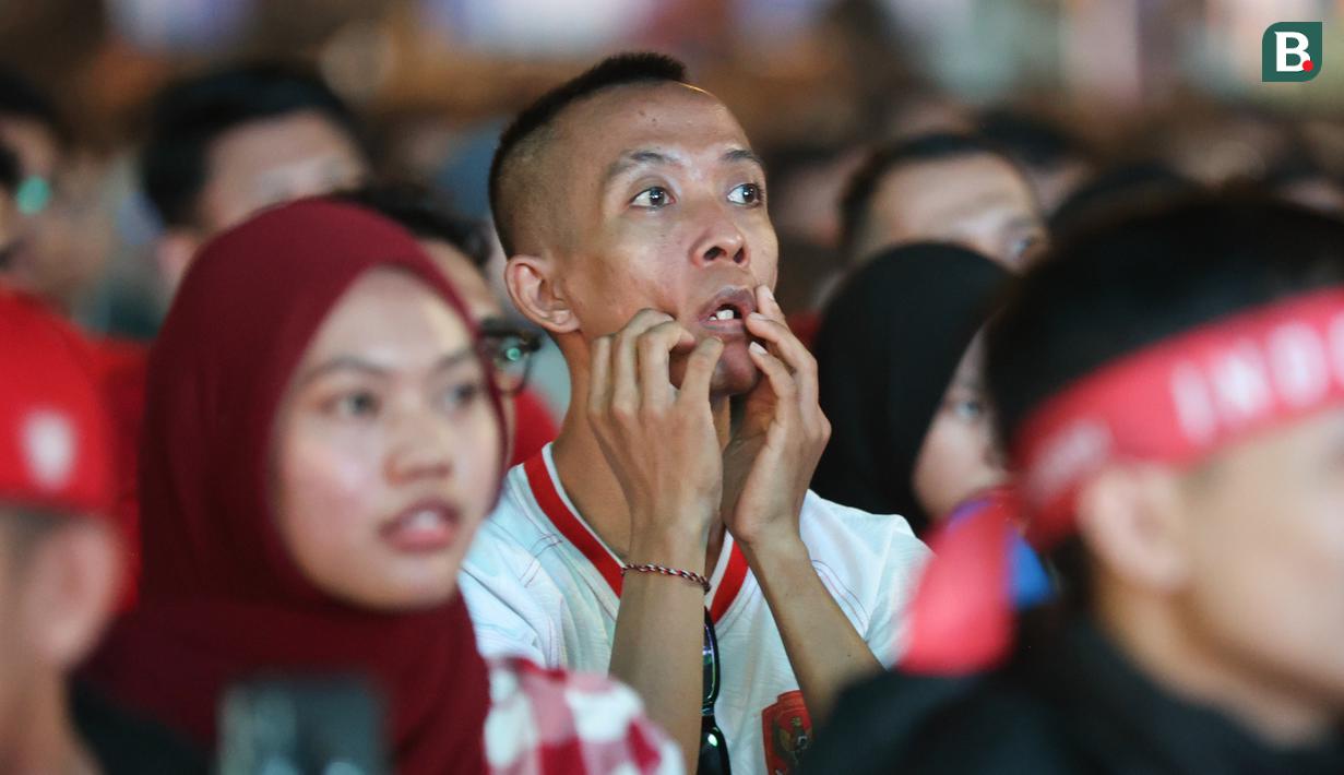 Raut muka ketegangan suporter Garuda pada saat nonton bareng pertandingan Timnas Indonesia vs China di Kompleks Stadion Utama Gelora Bung Karno (SUGBK), Senayan, Jakarta, Selasa (15/10/2024) malam WIB. (Bola.com/Abdul Aziz)