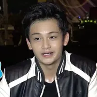 Randy Martin tampil bernyanyi sambil ngedance di sebuah acara. Apakah Randy merasa kesulitan?