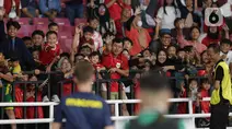 Sejumlah penonton antusias menyambut salah satu pemain Oxford United yang memnagi jersey usai laga perdana Grup A Piala Presiden 2025 di Stadion Utama Gelora Bung Karno (SUGBK), Jakarta, Minggu (6/7/2025). (Liputan6.com/Helmi Fithriansyah)