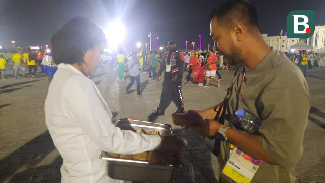 Pedagang Burger di Luar Area Stadion 974