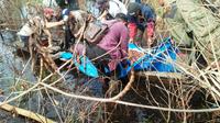 Evakuasi petani yang diserang harimau sumatra saat mengecek jerat rusa di Kabupaten Bengkalis. (Liputan6.com/M Syukur)