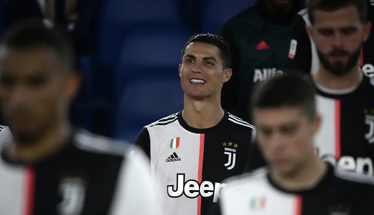 Ekspresi pemain Juventus Cristiano Ronaldo setelah timnya kalah dari Napoli pada final Coppa Italia di Olympic Stadium, Roma, Italia, Rabu (17/6/2020). Napoli menjadi juara Coppa Italia 2019-2020 setelah mengalahkan Juventus lewat drama adu penalti. (Filippo MONTEFORTE/AFP)