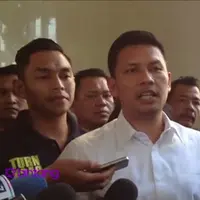 Menurut AKBP Budi Hermanto, Kasubdit Resmob Ditreskrimum Polda Metro Jaya, pemeriksaan hari ini juga akan memanggil saudara AS, pria yang disebutkan Aa Gatot dalam BAP di mana ia mendapatkan dua buah senjata api.