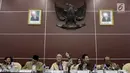 Wakil Presiden ke-6 Tri Sutrisno (tengah) memberi penjelasan saat menjadi narasumber Pleno Ke-51 Lembaga Pengkajian MPR, Jakarta, Senin (5/11). Pada Pleno ini dibahas soal perencanaan Garis-garis Besar Haluan Negara (GBHN). (Liputan6.com/Johan Tallo)
