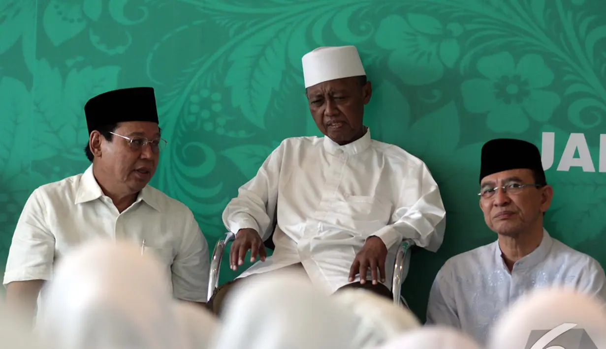 Wakil Ketua Majelis Syariah DPP PPP KH. Nur Iskandar S.Q (tengah) ikut hadir memperingati Milad mantan Ketua MPR Almarhum Taufiq Kemas di Kantor DPP PPP, Jakarta, Rabu (31/12/2014). (Liputan6.com/Faizal Fanani)