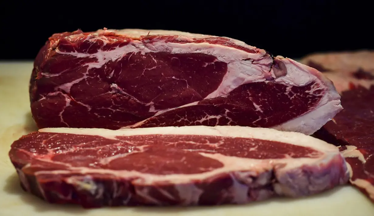 Potongan daging sebelum dimasak di dapur restoran Don Julio di lingkungan Palermo, Buenos Aires, Argentina, Kamis (20/5/2021). Sejak tiga tahun ini, Argentina tengah menghadapi resesi dan diperburuk dengan adanya pandemik COVID-19. (RONALDO SCHEMIDT/AFP)