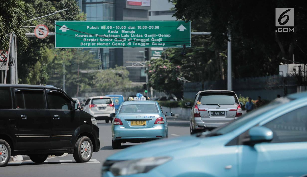<p>Kendaraan melintas di kawasan Jalan Jenderal Sudirman, Jakarta, Rabu (31/7/2019). Gubernur Anies Baswedan menyampaikan sistem pembatasan kendaraan berdasarkan nomor polisi ganjil dan genap menjadi salah satu rencana Pemprov DKI Jakarta mengatasi polusi udara di Jakarta. (Liputan6.com/Faizal Fanani)</p>