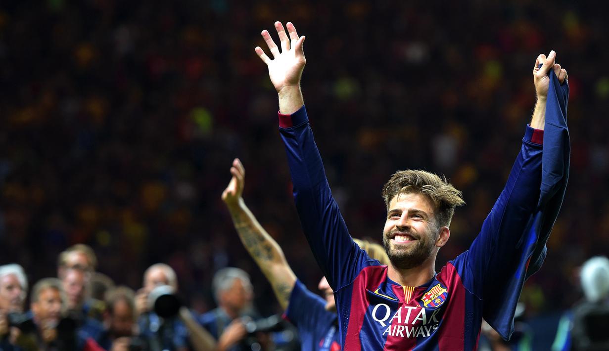 Bek Barcelona, Gerard Pique, melakukan selebrasi setelah mengalahkan Juventus pada laga final liga Champions di Stadion Olyimpic, Berlin, Jerman (6/6/2015). Sebelum kembali ke Barcelona, Pique memperkuat Manchester United. (EPA/Federico Gambarini)