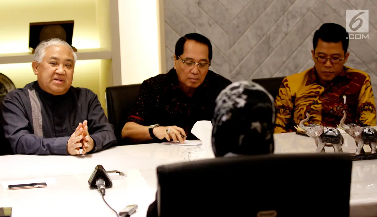 Din Syamsuddin (kiri) bersama Aliansi Masyarakat Peduli Tragedi Kemanusiaan Pemilu 2019 saat menemui Ketua DPR Bambang Soesatyo di Kompleks Parlemen, Jakarta, Selasa (14/5/2019). Din Syamsuddin mengusulkan pembentukan TGPF meninggalnya petugas KPPS dalam Pemilu 2019. (Liputan6.com/ JohanTallo)