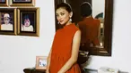 Tampil dengan sebuah simpel dress tanpa lengan, gaya Adinda Cresheilla ini tak luput dari perhatian netizen. Ia juga terlihat tampil flawless dengan makeup sederhana. (Liputan6.com/IG/@dindacresheilla)