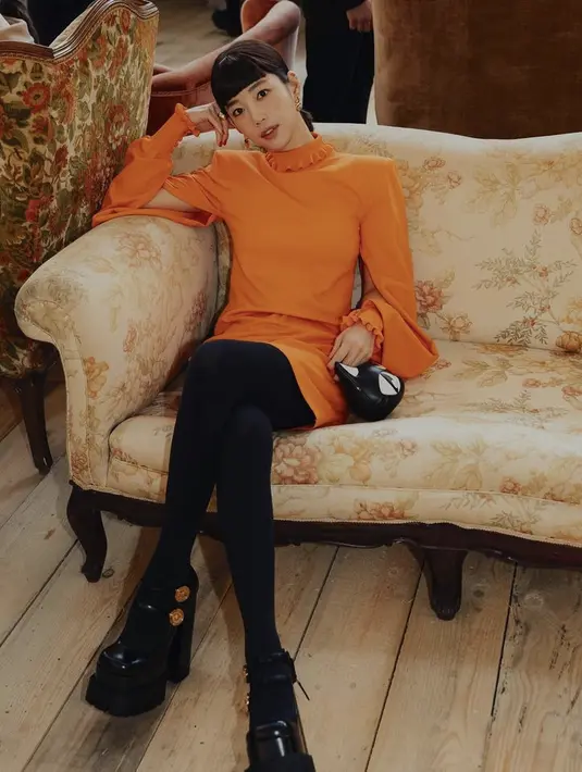 Ki Eun Se hadir dengan dress orange dipadukan legging hitam saat menghadiri fashion show sportmax. @kieunse