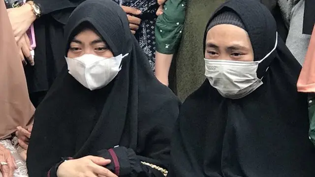 6 Potret Suasana Pemakaman Ayah Ria Ricis dan Oki Setiana Dewi, Penuh Duka