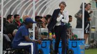 Pelatih Arab Saudi asal Italia, Roberto Mancini, menyaksikan pertandingan Grup C kualifikasi Piala Dunia FIFA 2026 AFC antara Arab Saudi dan Bahrain di Stadion Prince Abdullah Al-Faisal di Jeddah pada 15 Oktober 2024. (AFP)